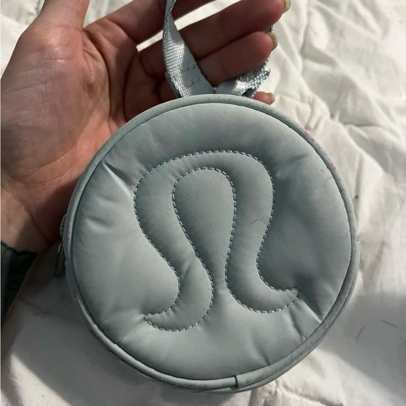 Lululemon pochette! cute and easy to clip onto anything - Picture 1 of 1